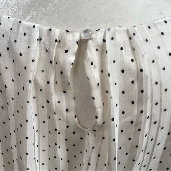 👠Sarah Michelle off white top with black polka dots. 2X - Picture 6 of 7